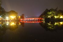 Hanoi: un parque, un lago y un puente rojo