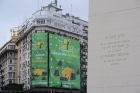 Greenpeace: Sprite exprime los bosques - Ambientalistas se colgaron en la pantalla publicitaria ms famosa de la Ciudad de Buenos Aires