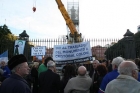 Protesta por el traslado del monumento de Coln