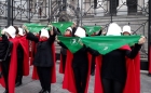  Mujeres vestidas como El Cuento de la Criada marcharon frente al Congreso