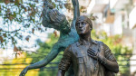 Escultura Favio y La musa - Monumento al Director Audiovisual, del escultor Eric Dawidson 