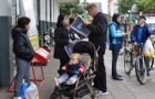   Mirar para Cuidar: Militantes distribuyen informacin sobre el control de precios 