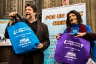  Lozano y Cynthia Pok entregaron la Bolsa Mgica de Moreno en defensa del INDEC 